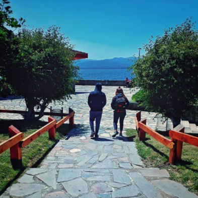 pareja caminando por bariloche