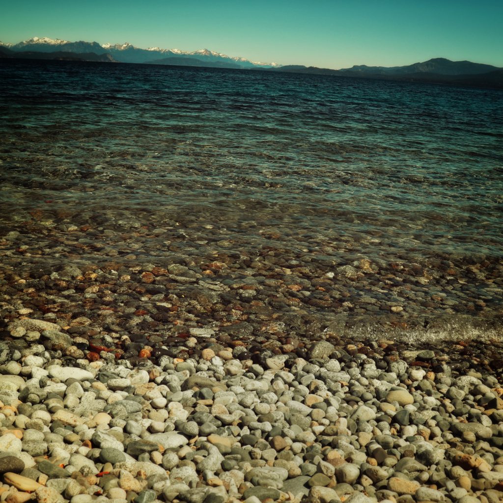 lago nahuel huapi en playa centenario en bariloche